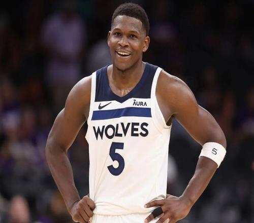 太阳报：萨拉赫今天驾驶劳斯莱斯离开训练基地，面无表情（太阳报：萨拉赫今日开劳斯莱斯驶离训练基地，表情冷峻）