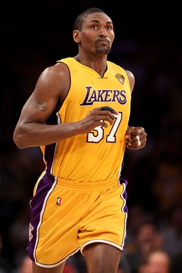 萨拉赫言论引爆激烈辩论，亨利按摩化解紧张气氛（萨拉赫发言引发激辩，亨利以按摩缓解紧张氛围）