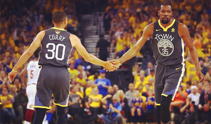 中超历年冠军回顾：深圳健力宝夺元年冠军，海港完成三连冠（中超冠军盘点：深圳健力宝斩获元年桂冠，海港成就三连冠）