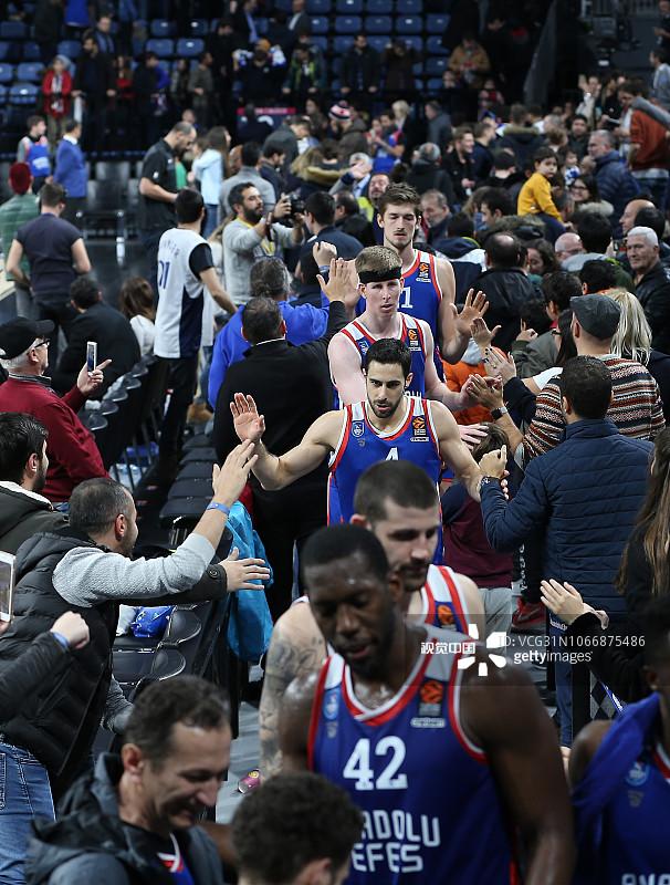 表现全面！威少半场6中4得到8分4篮板8助攻2抢断（全能发挥！威少半场6投4中交出8分4篮板8助攻2抢断）