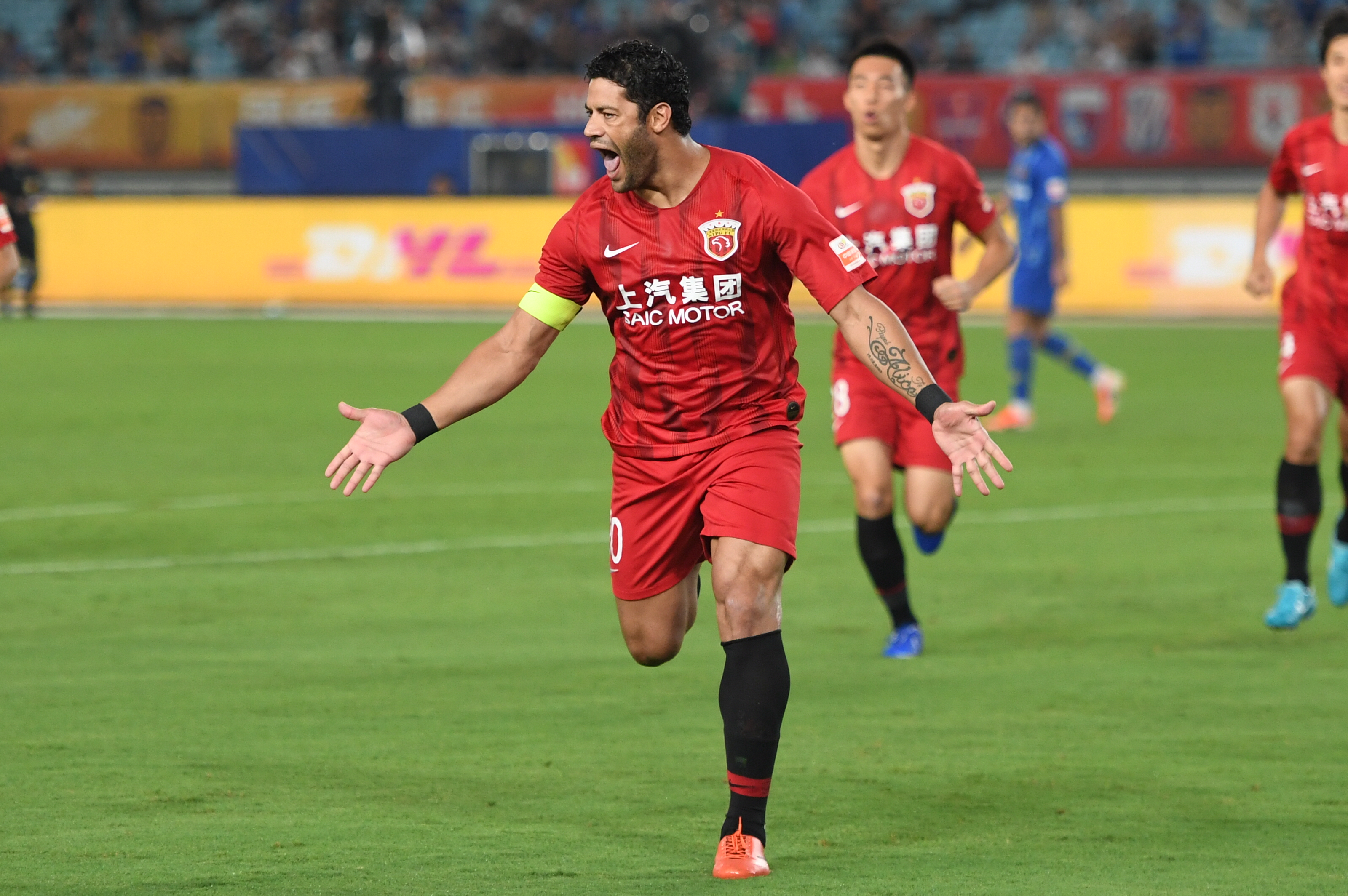 记者：上海队的防守资源有限 场上摆着的基本都是攻强守弱的球员（记者：上海队防守人手紧张，场上主力普遍攻强守弱）