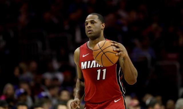 一气呵成！廖三宁断球反击一条龙劈扣打停宁波（行云流水！廖三宁抢断一条龙暴扣，宁波被迫叫暂停）