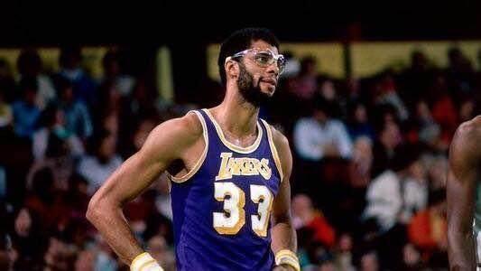 WAZ评沙尔克球员表现：两边翼卫灾难发挥，卡里乌斯超神（WAZ球员评分：沙尔克两翼卫失常，卡里乌斯神勇救主）