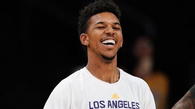 状态全无！亚历山大-沃克反击1打0空篮上丢 半场5中0颗粒无收（手感冰冷！亚历山大-沃克快攻独走空篮不进 半场5投0中一分未得）