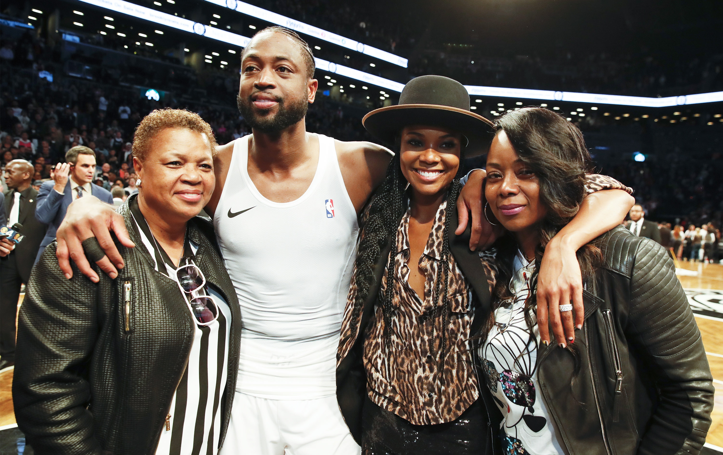 辛辛那提中场吉迪赛后与梅西交换球衣，双方握手并拥抱（梅西与辛辛那提中场吉迪赛后互换球衣，握手相拥）