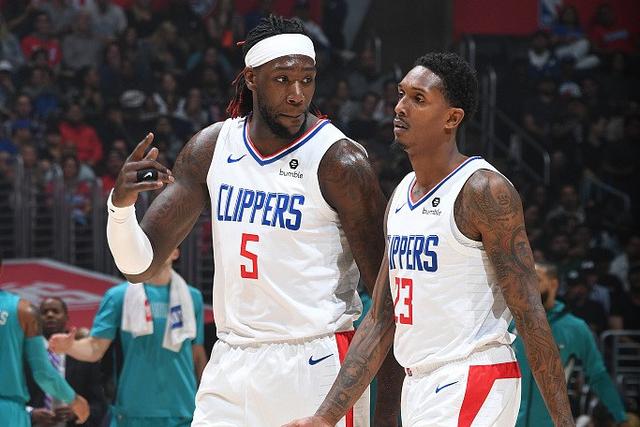 文班为50名马刺死忠球迷支付机票门票，现场观战NBA杯决赛（文班包办机票与球票 邀50名马刺铁粉现场见证NBA杯决赛）