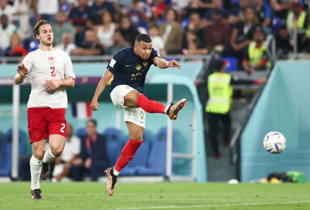 詹姆斯17投4中，纪录被终结，险成输球罪人，最后一传将功补过（詹姆斯17投仅4中，纪录止步，险成输球背锅者，终场前妙传完成救赎）