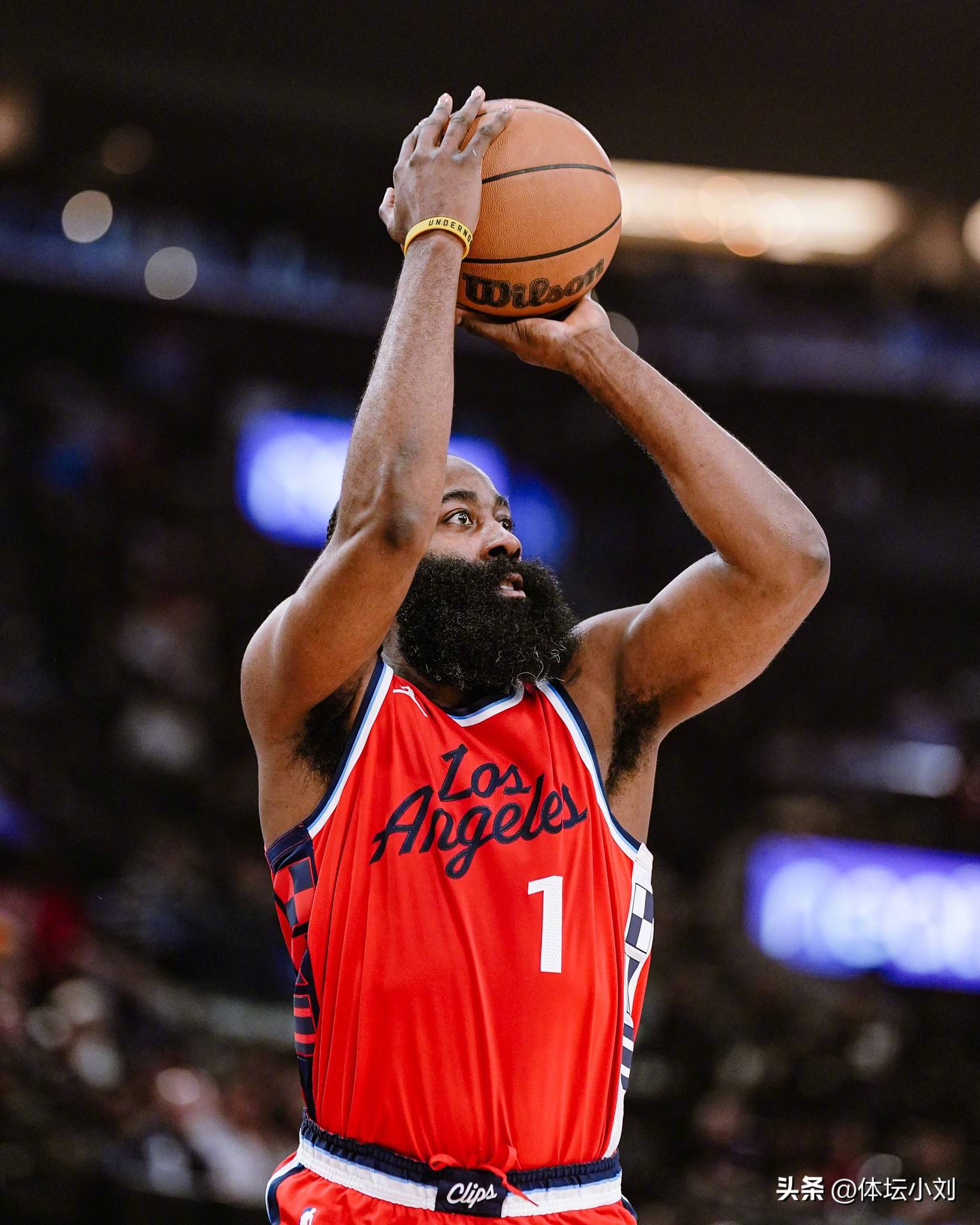 进攻状态拉满！福克斯首节10分钟砍13分2助 6中5&三分3中3（火力全开！福克斯首节10分钟轰13分2助，投篮6投5中、三分3投3中）