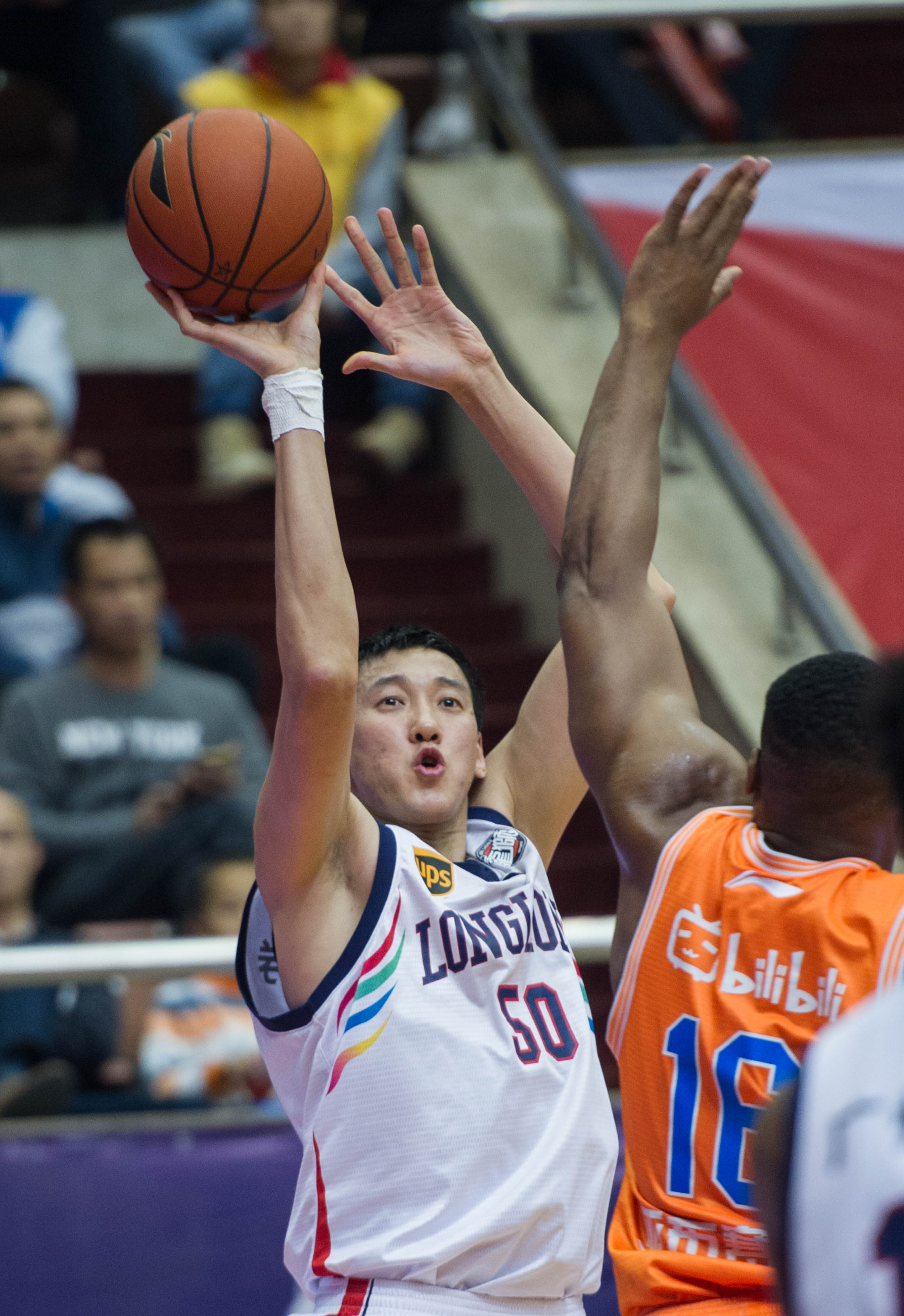 埃默松：我并不怀念在米兰的日子；那儿的人聊我比聊C罗还多（埃默松：对米兰无眷恋；那儿提到我的频率甚至高过C罗）