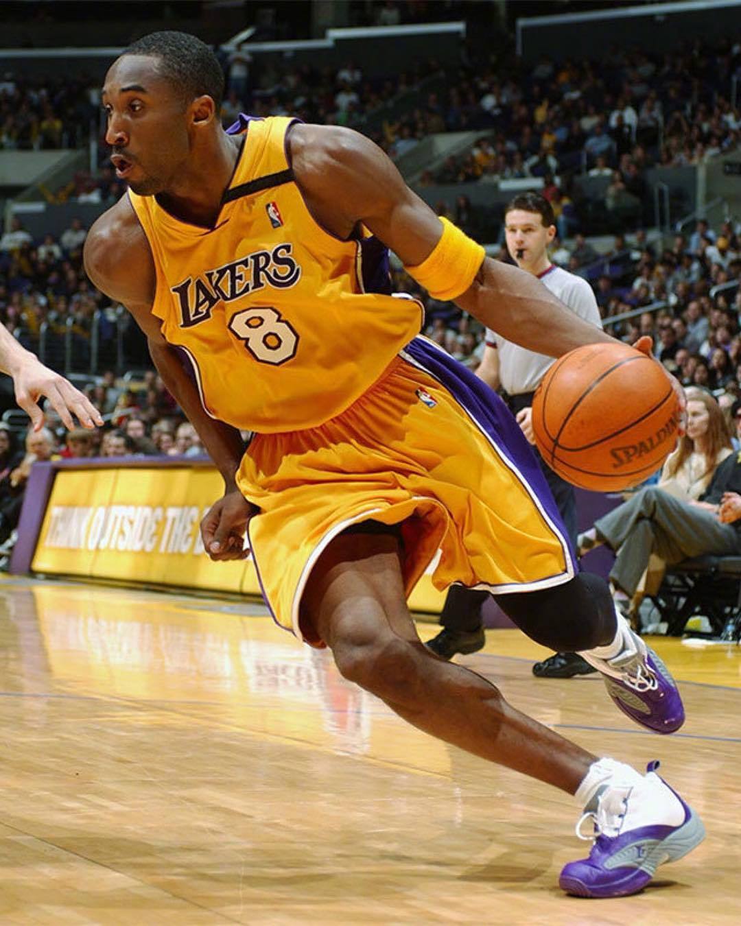 欧文突破防守助攻制胜（欧文强突防线妙传锁定胜局）