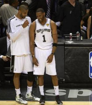 CBA：广东男篮顶住压力 力克广厦（CBA：广东男篮抗压制胜 击败广厦）