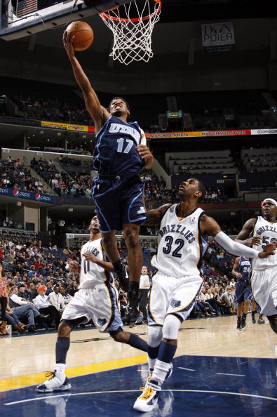 等很久了！爵士主场计时器损坏 球员场下等候&杰林威甚至开始拼图（计时器故障致比赛久拖！爵士主场球员场边苦等，杰林·威拿拼图打发时间）