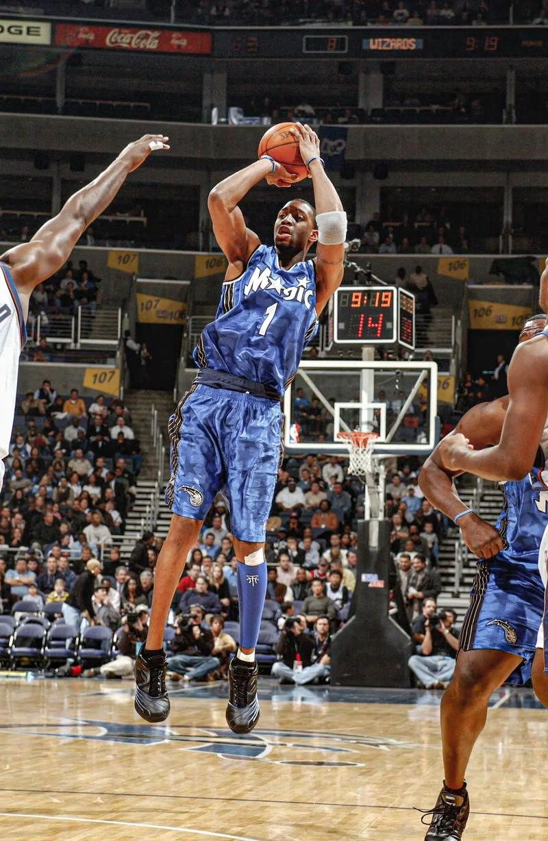 广东男篮防守稳固力克上海（广东男篮凭坚实防守击败上海队）