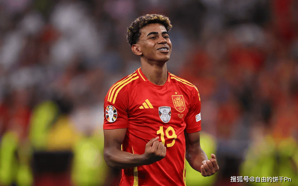 你给多少分？法鹰旧将特拉普和妻子高难度动作秀恩爱（打几分？前法鹰旧将特拉普与妻子上演高难度花式秀恩爱）