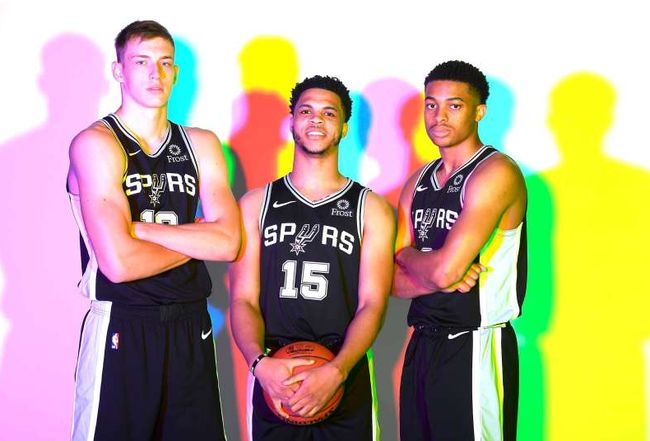 孔帕尼：卡尔能否和梅西相比？我们只想让他成为最好的卡尔（孔帕尼：别拿卡尔和梅西比较，我们只希望他做最好的卡尔）