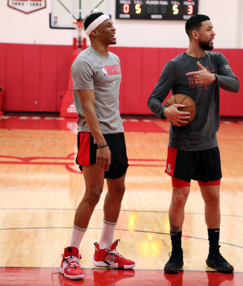 篮下两把大扫帚！文班亚马疯狂干扰 尼克斯内线连续3次进攻无果（文班亚马篮下统治力爆棚，尼克斯内线三次冲击均遭封锁）