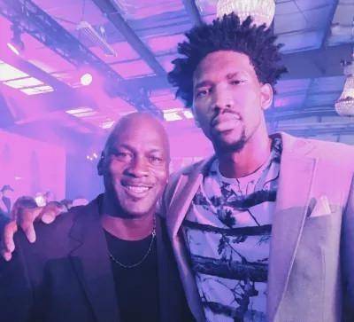 石破天惊！泰勒·亚当斯43米吊射破门为本赛季英超最远进球（惊天一脚！泰勒·亚当斯43米挑射入网，刷新本季英超最远进球纪录）