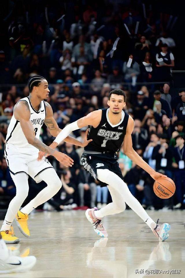 跌跌撞撞但是很有效！奎因转身过掉奥科吉跨步收球上篮得分（踉跄却高效！奎因转身摆脱奥科吉，跨步收球上篮得手）