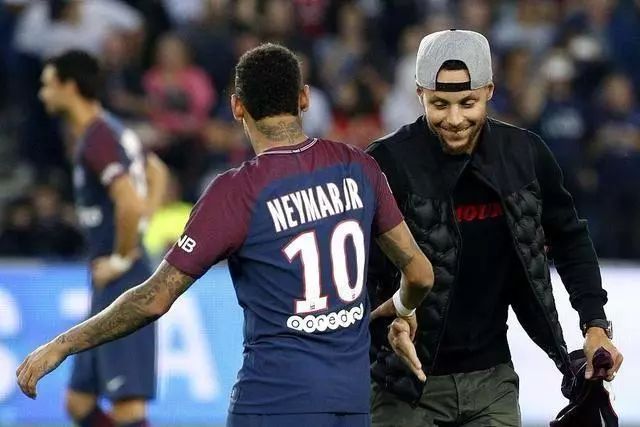 巴恩斯对战曼城全场数据：2粒进球，18次传球16次成功（巴恩斯战曼城表现：梅开二度，18次传球16次成功）